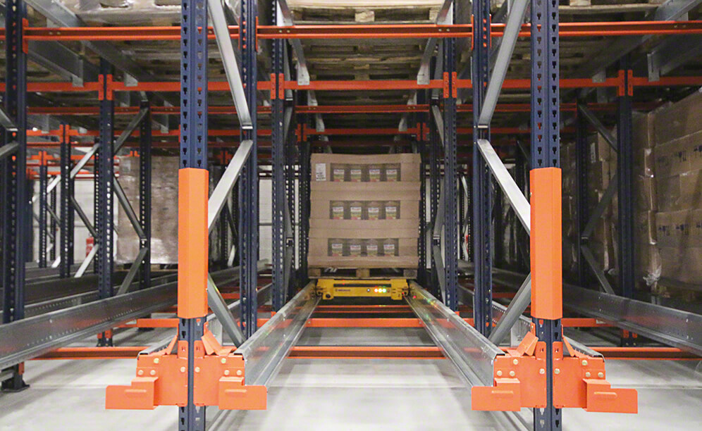 Le système par accumulation Pallet Shuttle de Firat Food offre une capacité de stockage supérieure à 1 500 palettes réparties dans 128 canaux d'une profondeur de 10 m